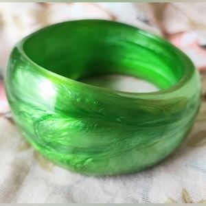 Gorgeous Vintage Kelly Green Swirl Lucite Cuff Bangle Bracelet